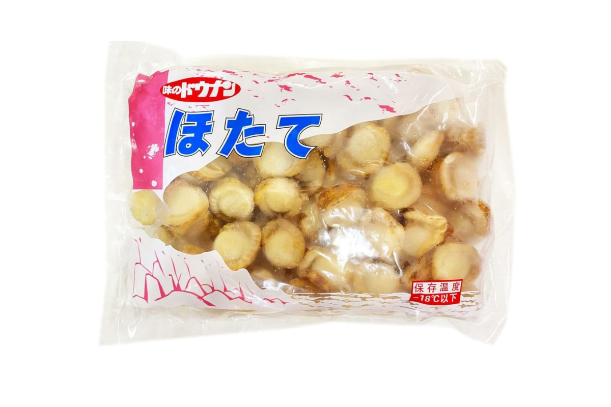 Packaged boiled scallop meat with Japanese text on a white background